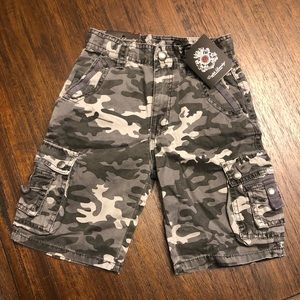 NWT English Laundry Camo cargo shorts, boys sz 6.